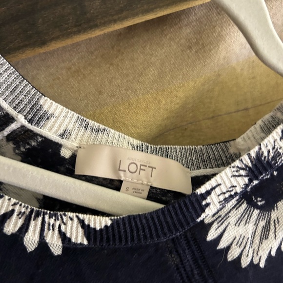 Loft Daisy Flower Short Sleeve Sweater Top SZ Small can fit Medium also - Picture 3 of 6